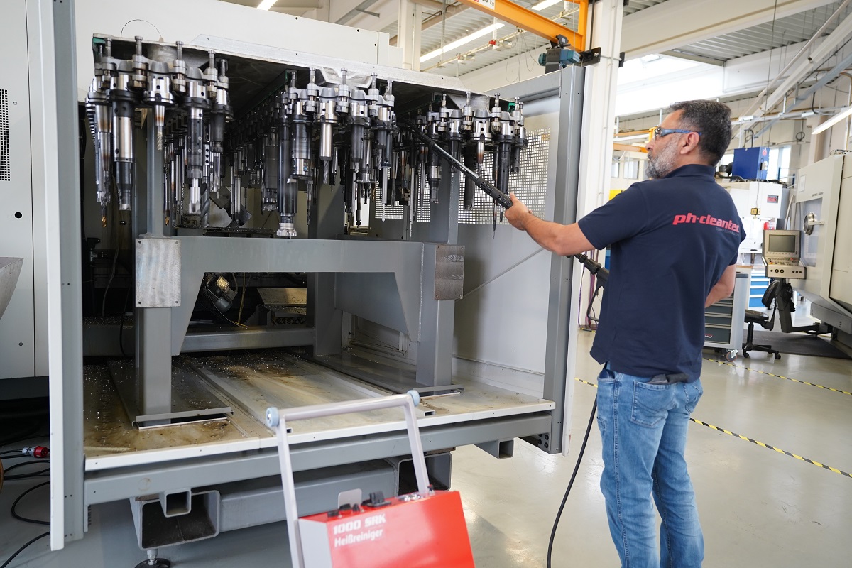 Cleaning machine tools quickly and efficiently phcleantec (en)